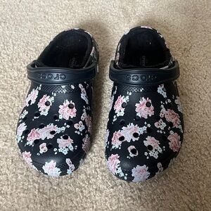 Classic Lined Crocs w Flower Print